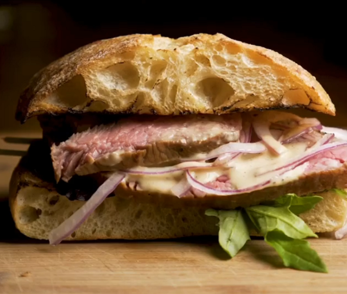 Сэндвич с жареным стейком маринованным в портере